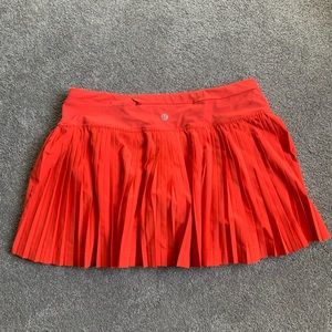 Lululemon Pleat to street (color-alarming)